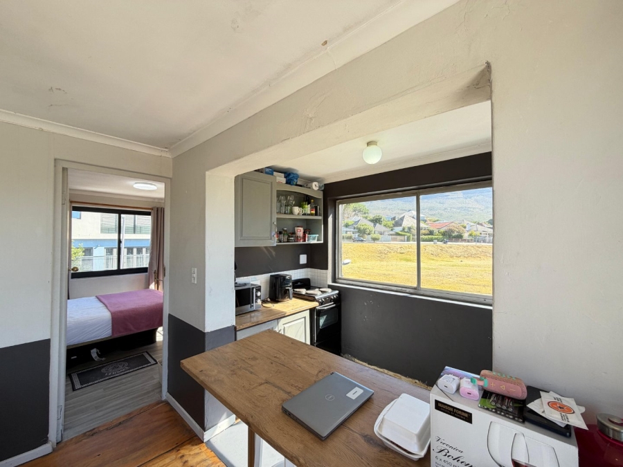 6 Bedroom Property for Sale in Vredehoek Western Cape